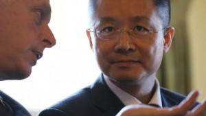 Gov. Terry McAuliffe talks with Jerry Peng of Tranlin