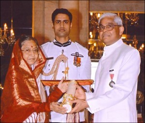 Jadadish Shukla (right) receiving award in India.